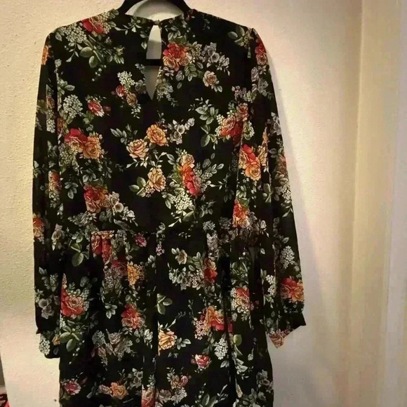 Forever 21 shorts romper/long sleeve - Picture 3 of 5